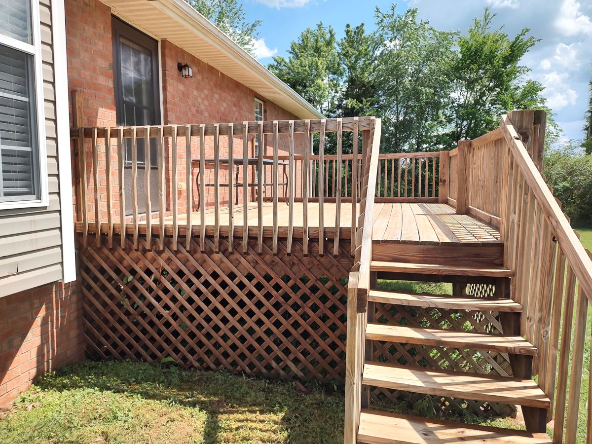 Outbuilding & Deck Wash in Chapel Hill, TN